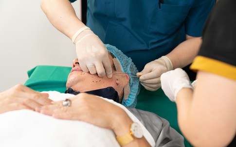 NSND Chí Trung: “Ai bảo nam giới không coi trọng sắc đẹp!”