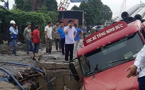 Hà Nội: Nhiều hộ dân mất nước sau sự cố xe container làm vỡ đường ống