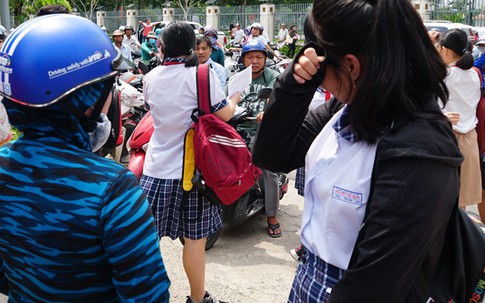 Nữ sinh ven Sài Gòn bật khóc sau giờ thi Toán lớp 10