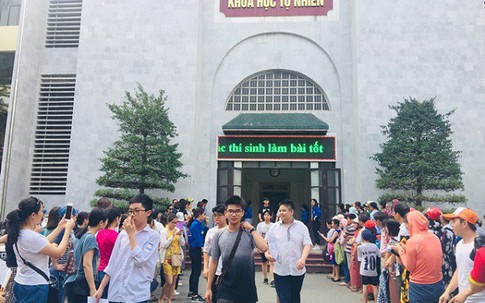 Trường chuyên đầu tiên tại Hà Nội công bố điểm chuẩn vào 10