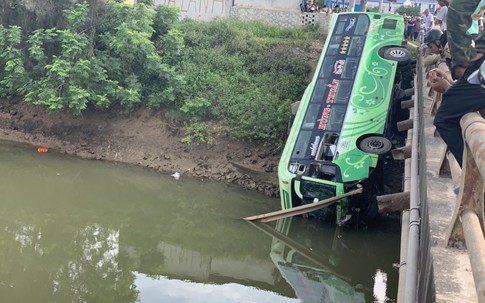 Thanh Hóa: Xe khách lao xuống sông, nhiều người thương vong