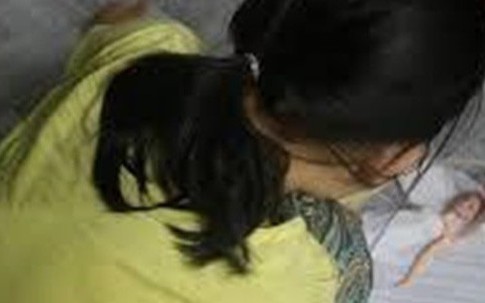 Gã đàn ông 50 tuổi cưỡng hiếp bé gái 10 tuổi cùng xóm
