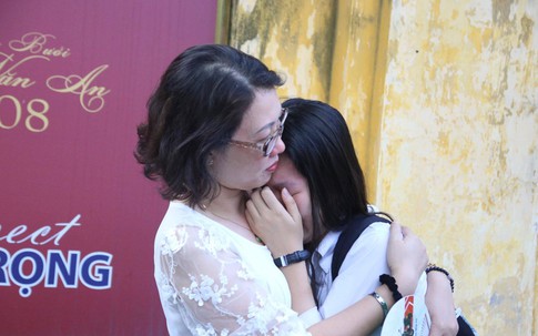 "Hết thi rồi, về thôi con nhé!"