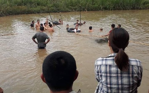 Hai anh em trượt chân xuống hố sâu, đuối nước thương tâm