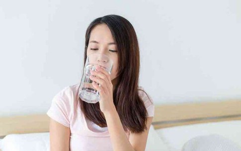 3 thói quen uống nước làm hỏng thận nhiều người mắc