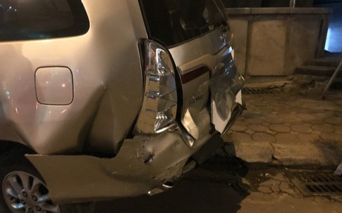 Va chạm với xe Inova, xế sang Porsche bị nát đầu