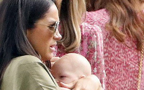 Hành động bế con vụng về của Meghan Markle khiến dân mạng vừa buồn cười vừa xấu hổ