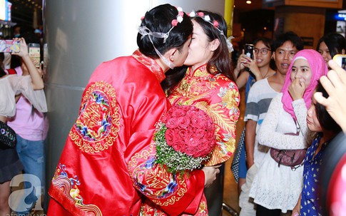 Đông Nhi và Ông Cao Thắng bất ngờ được tổ chức đám cưới ngay tại sân bay sau khi trở về từ Mỹ