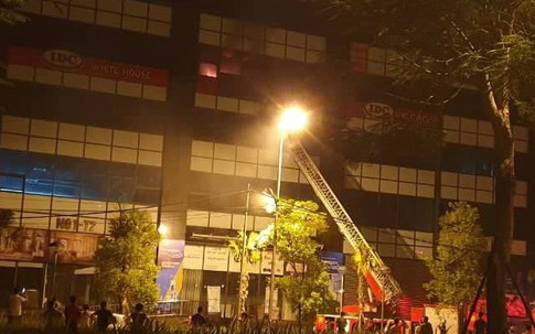 Hà Nội: Cháy chung cư, nhiều hộ dân bỏ chạy xuống đường lúc nửa đêm
