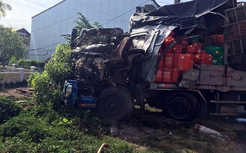 Ôtô tải nát phần đầu sau tai nạn, tài xế thoát chết trong gang tấc