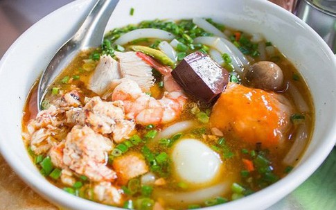 Quán bánh canh cua gần 40 năm tuổi vẫn 'hot' ở Sài Gòn