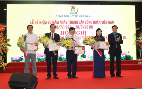 Biểu dương cán bộ công đoàn và gia đình tiêu biểu ngành y tế năm 2019