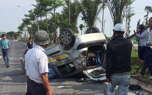 Hà Nội: Xe Ford EcoSport gây tai nạn khiến 2 xe ô tô lật rồi bỏ chạy