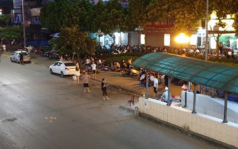 Nhốn nháo cảnh tranh giành khách giữa đường phố Hà Nội