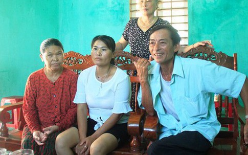 Người phụ nữ nghẹn ngào khi gặp lại người thân sau 24 năm bị lưu lạc