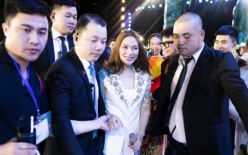 Mỹ Tâm được bảo vệ kỹ khi đi diễn ở Quảng Bình