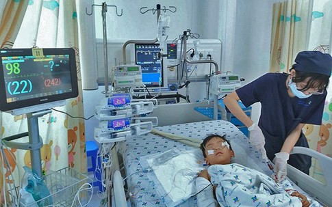 Bé trai 5 tuổi rơi từ tầng 12 chung cư thoát chết kì diệu
