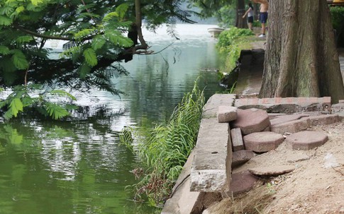 Bờ Hồ bị sạt lở nghiêm trọng: Quận Hoàn Kiếm sẽ triển khai thi công bờ kè cuối năm 2019
