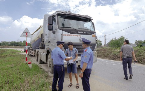 Hà Nội ra quân xử lý xe quá tải trên tuyến đê Hữu Hồng