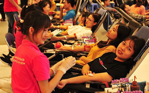 Muôn vẻ tâm trạng của các cô gái khi tham gia hiến máu