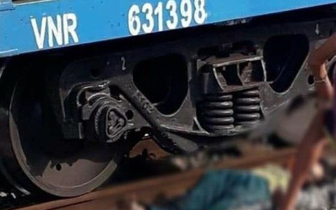 Khi đang nhặt ve chai, mẹ ca sĩ Châu Việt Cường bị tàu hỏa đâm tử vong