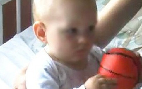 Rơi xuống từ tầng 5, cậu bé 11 tháng tuổi sống sót nhờ thứ không ngờ này