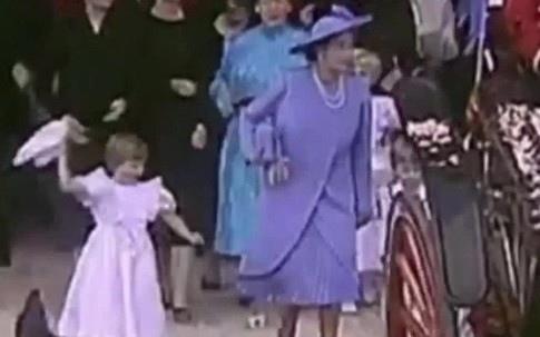 Nữ hoàng Anh hớt hải chạy theo William trong đám cưới con trai