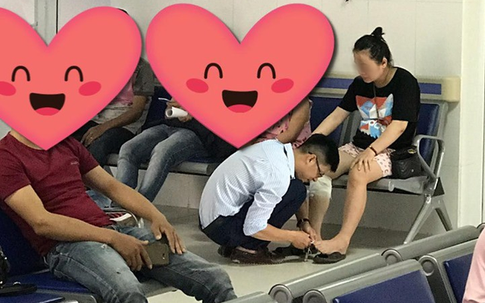 Dẫn vợ đi khám còn tranh thủ cắt móng chân cho vợ, chồng khiến người khen ngợi hết nấc, người bĩu môi bảo ''làm màu'