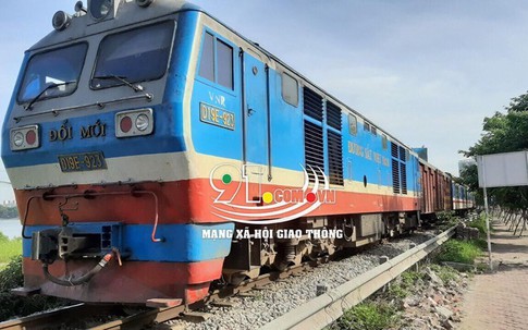 Hà Nội: Không quan sát khi băng qua đường sắt, một người đàn ông bị tàu cán tử vong