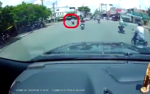 Clip: "Nữ ninja" vượt đèn đỏ tông vào đôi nam nữ rồi thản nhiên phóng xe đi tiếp khiến người dân bức xúc