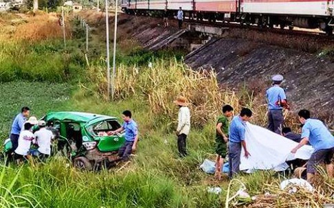 Tàu hỏa húc văng taxi ở Quảng Ngãi, 2 người chết