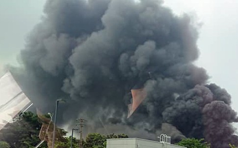 Hà Nội: Cháy dữ dội, cột khói cao hàng chục mét bên siêu thị Aeon Mall Long Biên