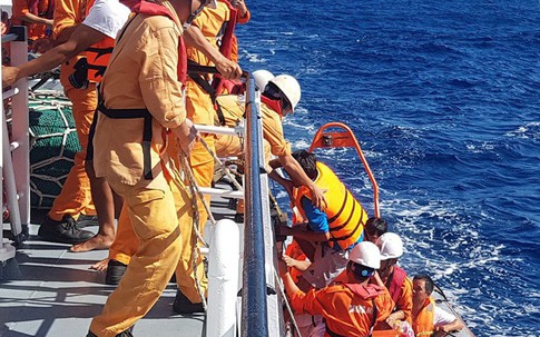 Thuyền đánh bắt cá của ngư dân bị chìm ở khu vực phía Tây quần đảo Hoàng Sa