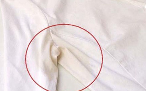 Thấy vết ố vàng ở cổ và nách áo đừng vội tống vào đáy tủ, mẹo này sẽ giúp chiếc áo trắng sạch trở lại trong chớp mắt