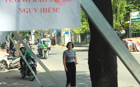 Hà Nội: Người dân vô tư ngồi bán hàng, trú nắng dưới bức tường rào sắp đổ sập của nhà khách La Thành