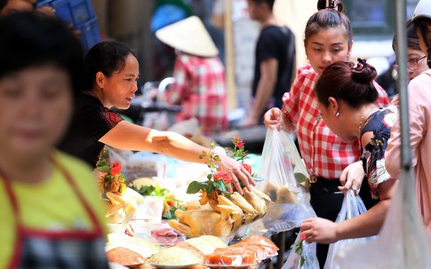 500.000 đồng bộ gà luộc xôi gấc, người Hà Nội quây kín chờ mua cúng Rằm