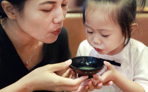 "Thổi phù cho nguội thức ăn" - hành động thường xuyên của người lớn dành cho con trẻ nhưng lại ẩn tàng nguy cơ bệnh tật!