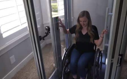 Chàng trai tự lắp thang máy trong nhà vì bạn gái phải di chuyển bằng xe lăn, tình yêu đích thực là đây!