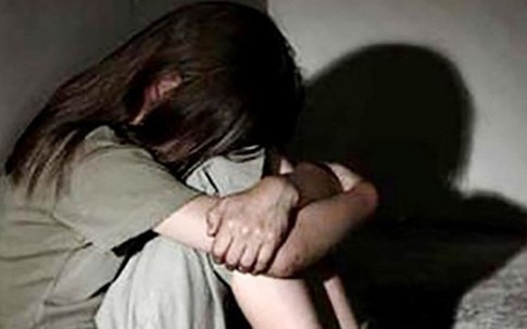 Bé gái 12 tuổi bị nam thanh niên hàng xóm hiếp dâm