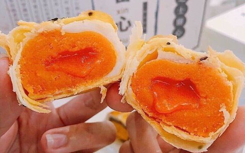 Bánh Trung thu trứng chảy nhập lậu: Sức khỏe người tiêu dùng bị đe dọa, có nguy cơ ung thư nếu cứ ăn những thực phẩm nhập lậu không rõ nguồn gốc