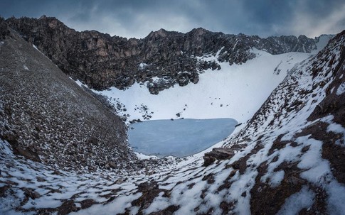 Bí ẩn những xương người trồi lên khi băng tan trên dãy Himalaya