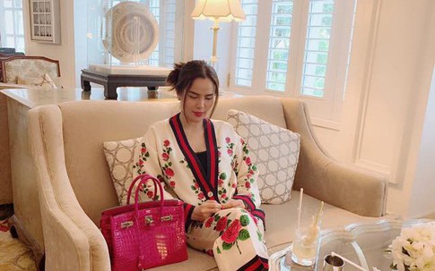 Cuộc sống trong biệt thự sang chảnh của Hoa hậu quỳ gối rửa chân cho chồng, nhìn một góc phòng khách cũng đủ "lác mắt"