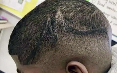 Nam sinh bị hiệu phó và giáo viên vẽ lên đầu vì cắt tóc sai quy định