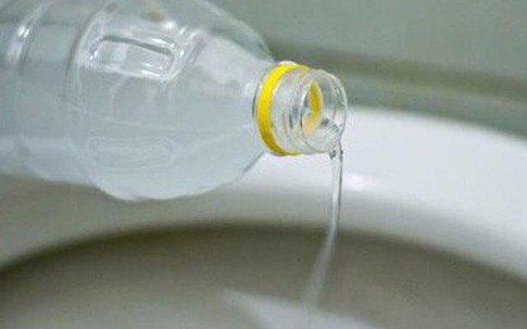 Mang giấm đổ vào nhà vệ sinh, tưởng phí của trời ai ngờ phát hiện “tuyệt chiêu” bất ngờ