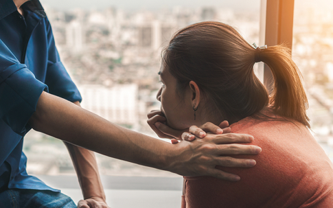 Về nhà sau đêm tăng ca, tôi thấy đôi dép lạ của đàn ông trước cửa, ngạc nhiên nhưng không sốc bằng cảnh tôi bắt gặp trong phòng ngủ của mẹ
