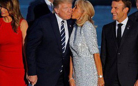 Đệ nhất phu nhân Pháp vui vẻ hôn má Tổng thống Donald Trump trước mặt ông Macron