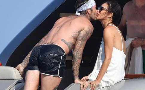 Hình ảnh Beckham hôn Victoria đắm say đập tan tin đồn cặp đôi đã chia tay