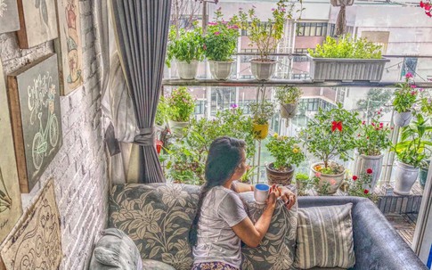 Từ khoảng ban công trống trơn, mẹ trẻ khéo tay decor thành "khu vườn" xanh ngập tràn hoa hồng ở TP. HCM