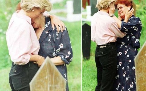 Phía sau bức ảnh Diana ôm người mẹ Bosnia
