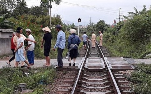 Ngồi xem điện thoại trên đường sắt, học sinh lớp 10 bị tàu cán tử vong